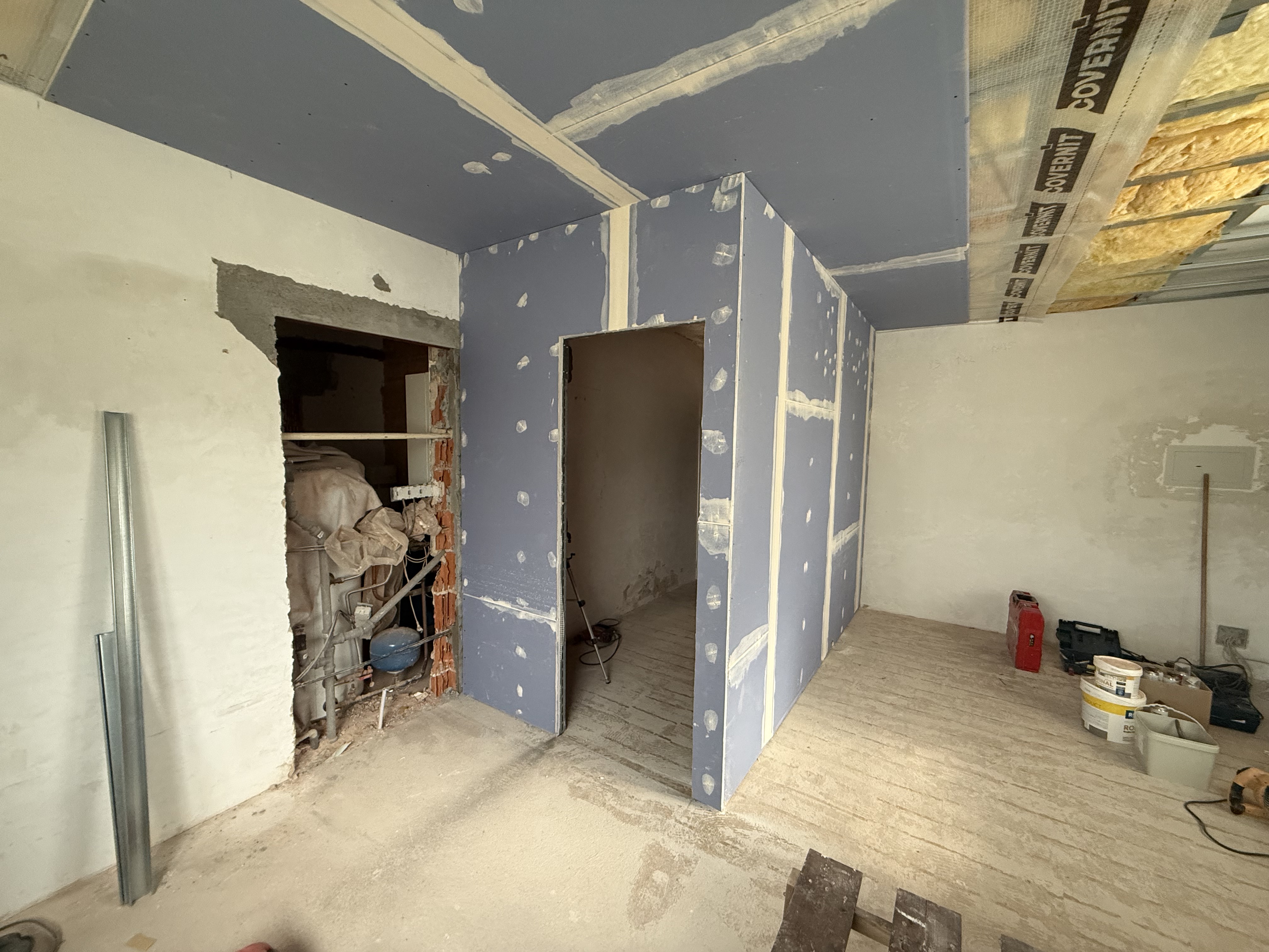 Průběh rekonstrukce — instalace příček a sádrokartonu